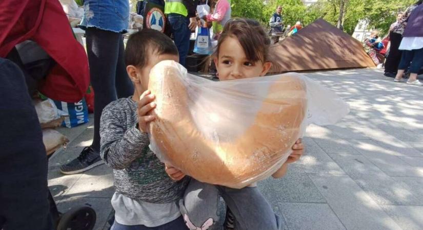 ‘Aranyoskáim, örülök, hogy esélyt kapunk egy jobb életre’ – 159 vendég a debreceni civilek ételosztásán