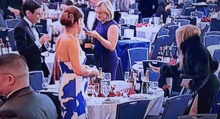 Miközben kitört a káosz a Trump-merénylet után, egy hős elkezdte lopkodni a borokat a bálteremben