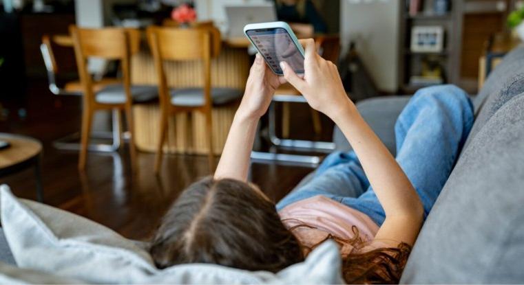 Nem minden fekete-fehér: mit gondolnak valójában a tinédzserek a közösségi médiáról?