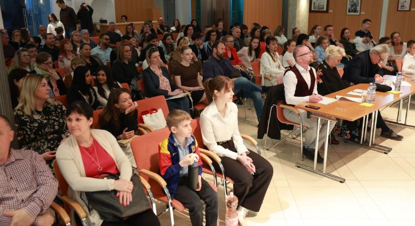 Szekszárdon több száz fiatal szavaló bizonyította, hogy a költészet ma is él (galéria)