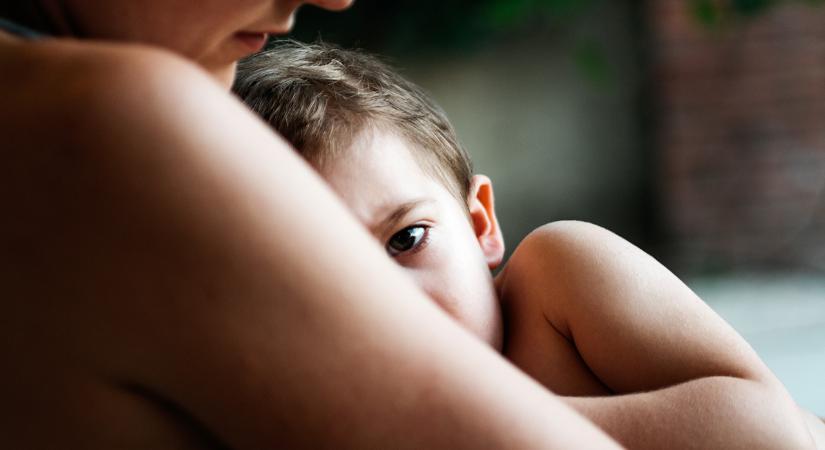 „Most nem szabad kapkodni, mert az egész rendszer recseg-ropog, ezer sebből vérzik” – szakembereket kérdeztünk, hogyan lehet a romokban lévő gyermekvédelmet újraépíteni