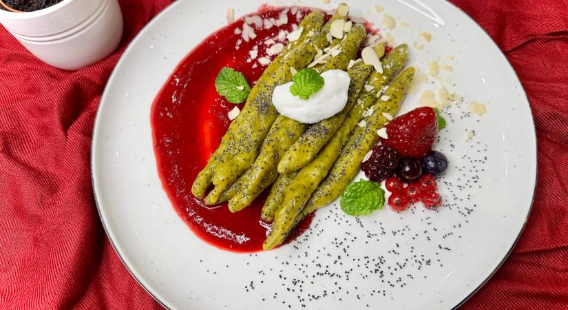 Mákos nudli erdei gyümölcsös coulis-val – édes nosztalgia modern köntösben