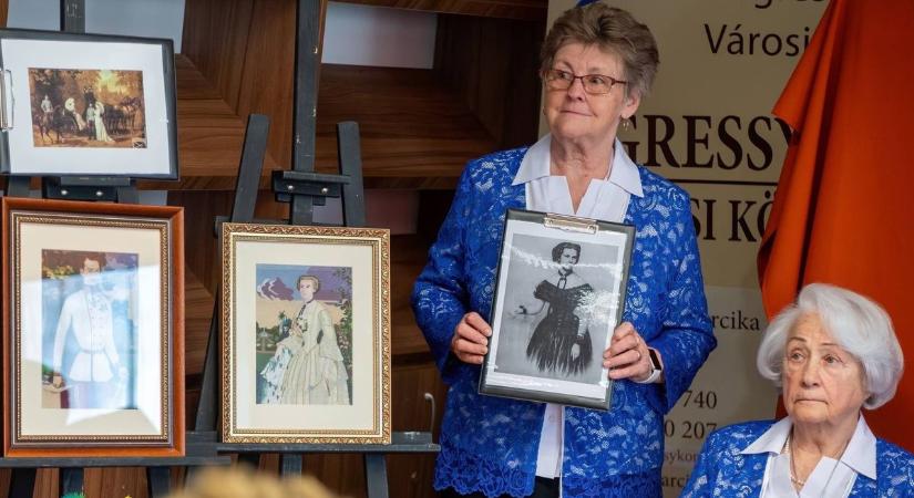 Gobelineken elevenedett meg Sisi világa a kazincbarcikai könyvtárban