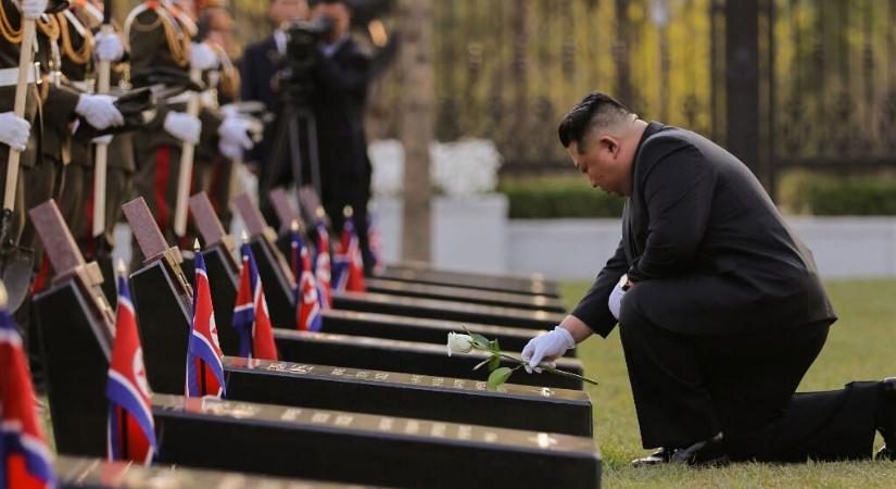 Kim Dzsongun Ukrajnában elesett észak-koreai katonák tiszteletére állított emlékművet avatott