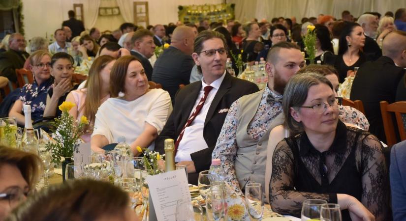 Megtelt a sportcsarnok a karcagi jótékonysági bálon, visszatértek az öregdiákok is – galériával