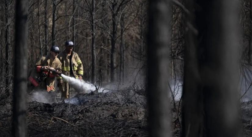 Egyre durvábban terjed a pokoli tűz: otthonok kerültek veszélybe – megrázó videók