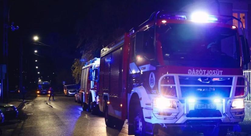 Felcsaptak a lángok egy debreceni üzletben, rohantak a tűzoltók