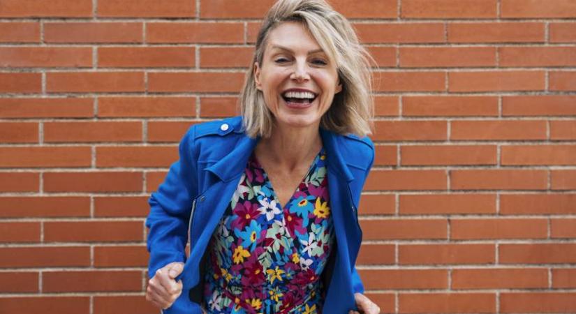 Hihetetlen, mire képesek az UV-reaktív ruhák: teljesen másképp néznek ki a napfényben