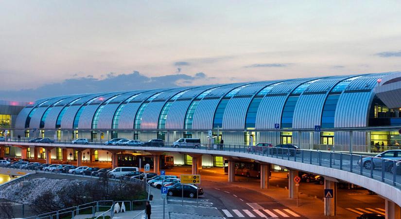 Frissen lemondott fideszes politikust fogtak el a repülőtéren