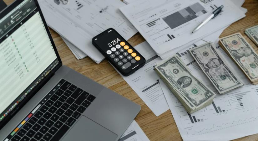 Megszólalt a NAV: mi történik valójában a gyanús pénzutalásokkal?