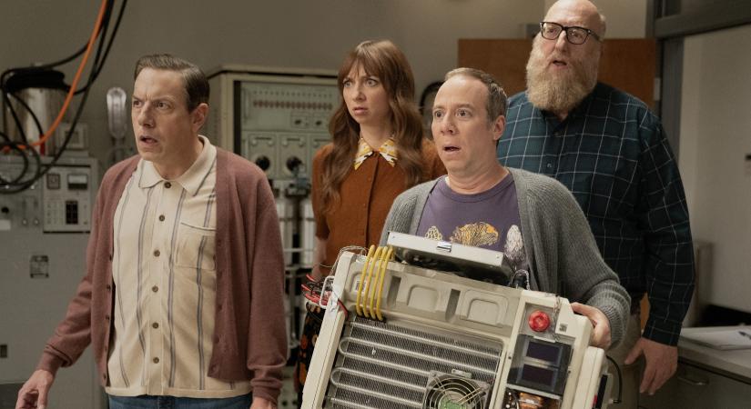 Megjöttek az első képek és a plakát is az Agymenők új spinoffjához, melynek hőse egy multiverzumos sci-fi közepén találja magát