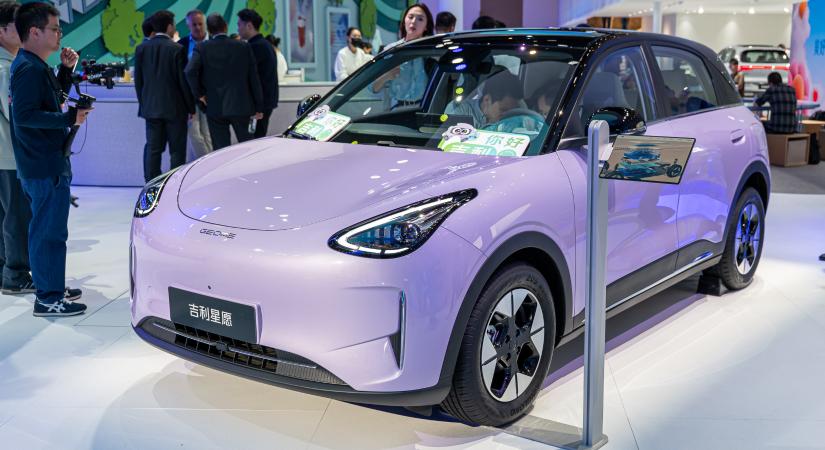 Beültünk Kína kedvenc villanyautójába, amely hazánkban is letarolhatja a piacot