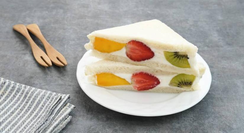 Színpompás japán szendvics gyümölcsökkel: mascarponés krém a töltelék