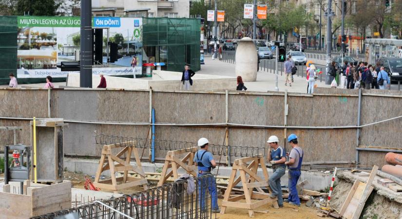 Budapesten jobbak a bérek, vidéken alig nőnek - itt vannak a friss adatok a fizetésekről