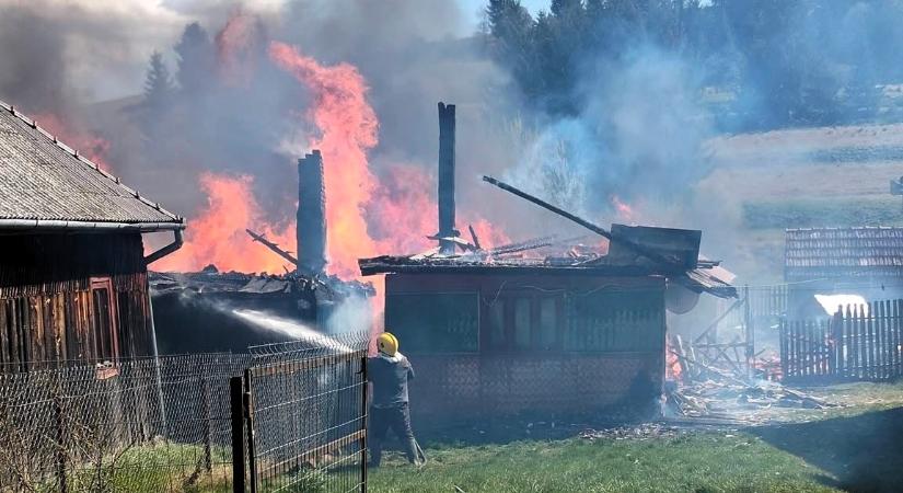Kigyulladt ház, kidőlt fák, áramkimaradás – Mozgalmas vasárnapja volt a Hargita megyei tűzoltóknak
