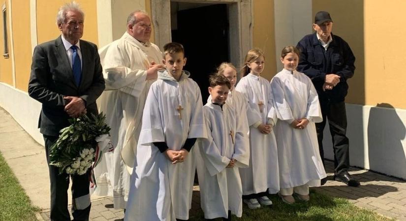 Koszorúzással adóztak a kópházi kántor-költő, Sinkovits Mátyás emléke előtt