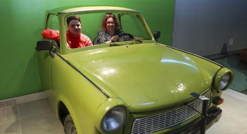 Mit keres egy Trabant a Belvárosi Mozi pincéjében? – A válasz csak az első meglepetés – a java még csak ezután jön