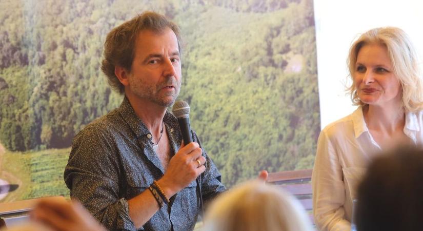 Szégyellte első mobilját Grecsó Krisztián – megrázó vallomás (videó)