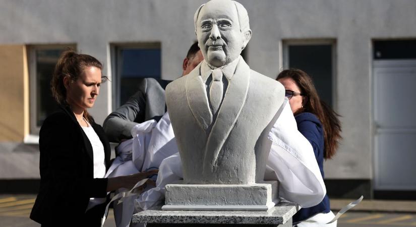 Centenáriumi megemlékezés Kiskunhalason: szoborpark őrzi a legendás orvosok emlékét  fotók