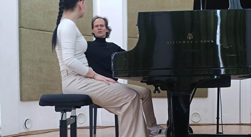 Bogányi Gergely Kossuth- és Liszt-díjas zongoraművész tartott kurzust Debrecenben