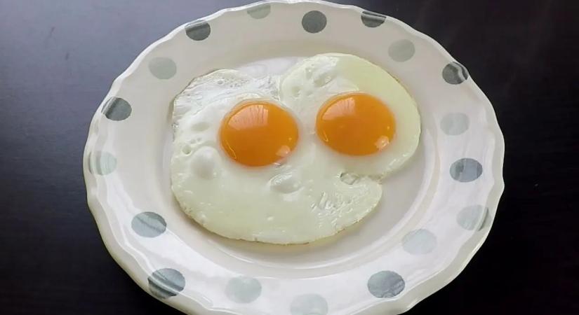 Gyönyörű folyós marad a sárgája, ha így sütöd meg a tükörtojást