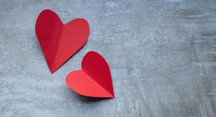 Szerelmes pillantás az önkiszolgáló kasszánál