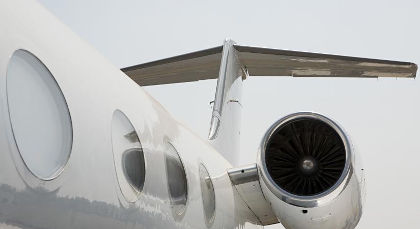 The Guardian: Bécsből magángépek szállítják el az Orbán-kormány alatt meggazdagodottak vagyonát