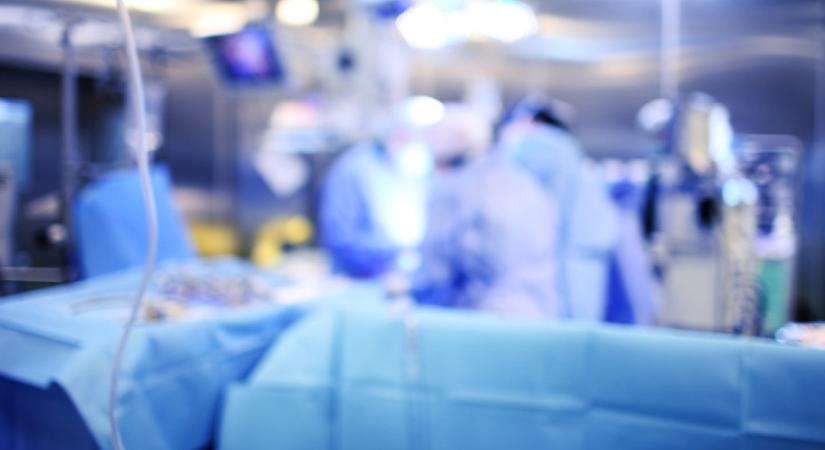 Mellkisebbítő műtétre ment a lány: aztén a barátja észrevette, valami más is hiányzik