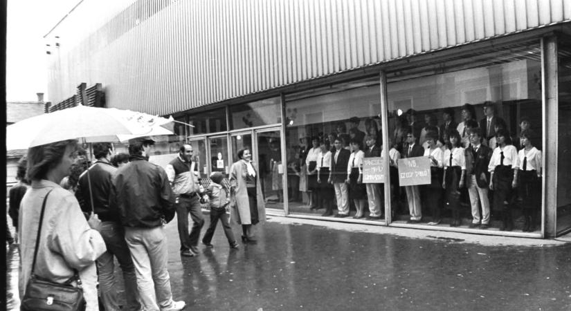 Így érettségiztünk mi: diákok álltak élő tablót a kirakatban a sorsdöntő csend előtt