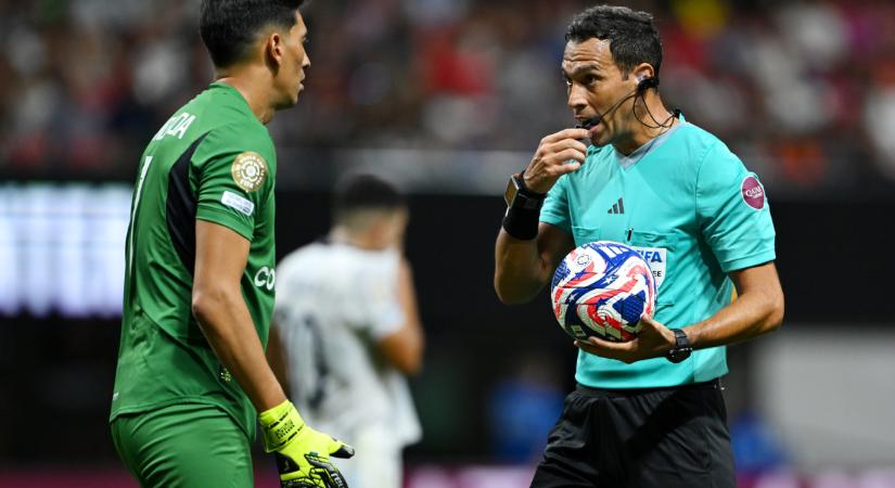 Spanyolország: szó szerint kiütötte ellenfelét a kapus! – videóval