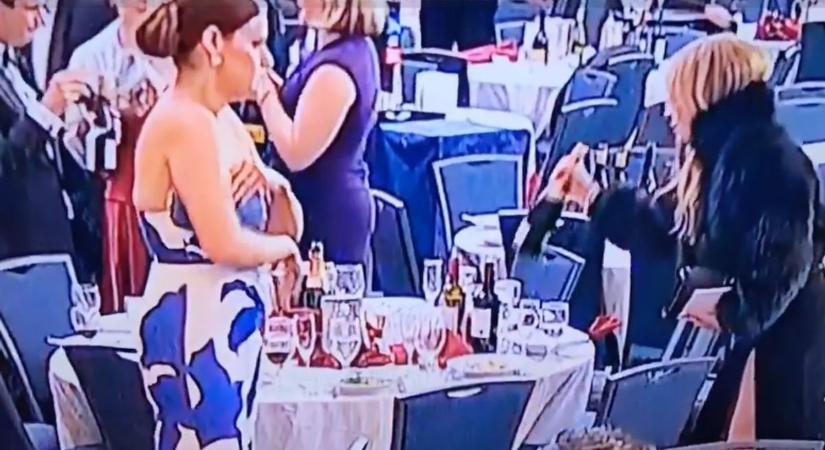 Lövöldözés után borosüvegeket szedett össze egy nő a gálán, ahonnan Trumpot is kimenekítették (videó)