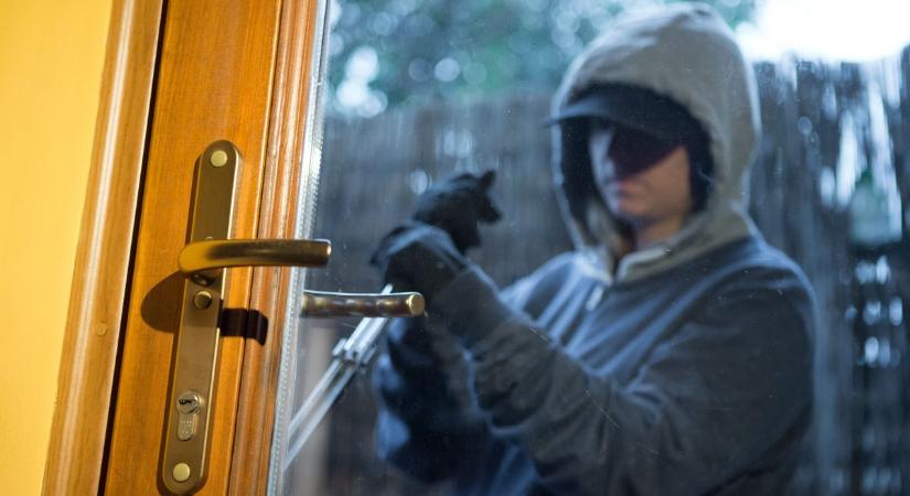 Már pakolta laptopokat a betörő, amikor ráköszönt a tulajdonos a kaposvári házban