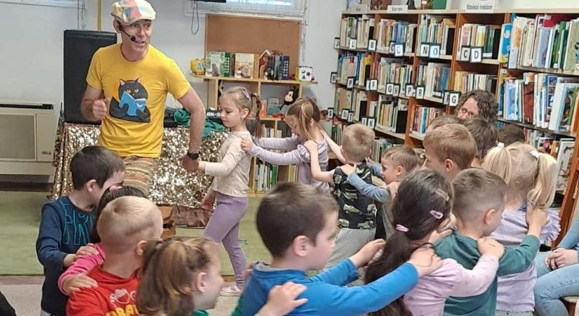 Tudomány orrpírral: Iskolásokat és ovisokat varázsolt el a bohóc