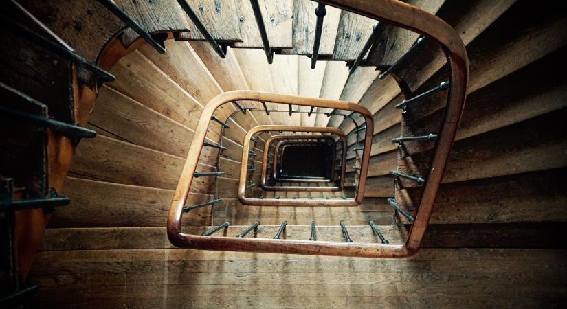 Kifosztás a kazincbarcikai lépcsőházban