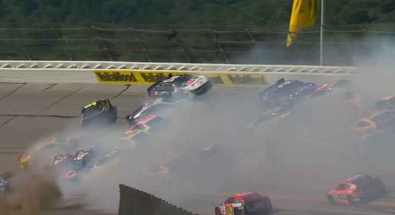 Videón Jos Verstappen bukása és a 27 autós NASCAR-baleset