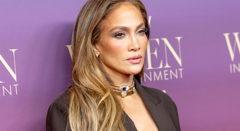 Jennifer Lopez 30 évet simán letagadhat: hajnali edzés után villantotta meg elképesztő hasizmait!