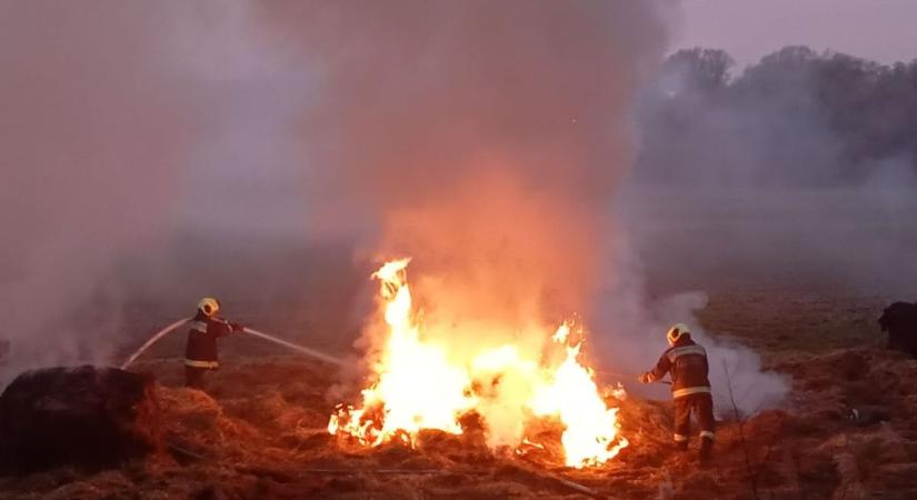 Óriási tűz tombolt Erdősmecske határában: 60 bála égett, erőgépeket is bevetettek