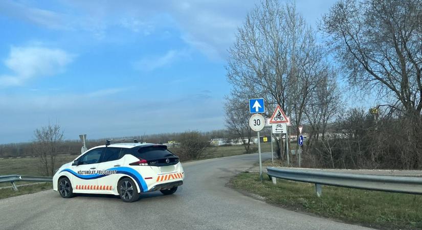 Végre kiderült, miért zárja el egy autó a bevásárlóközpont szervizútját Szolnokon