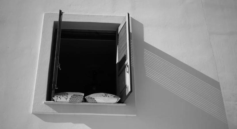 Tragédia: kizuhant az ablakból az évtizedek óta körözött csaló