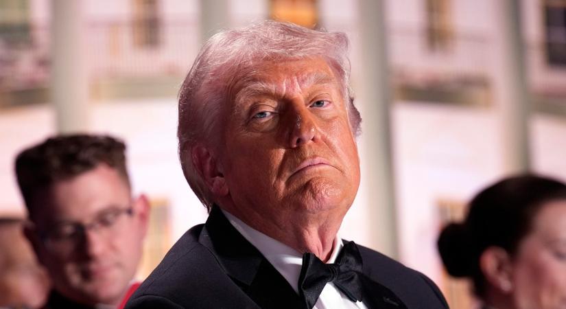 Borokat loptak, szelfiztek az újságírók, miközben Donald Trumpot kimenekítették: az elnök is megszólalt – videó