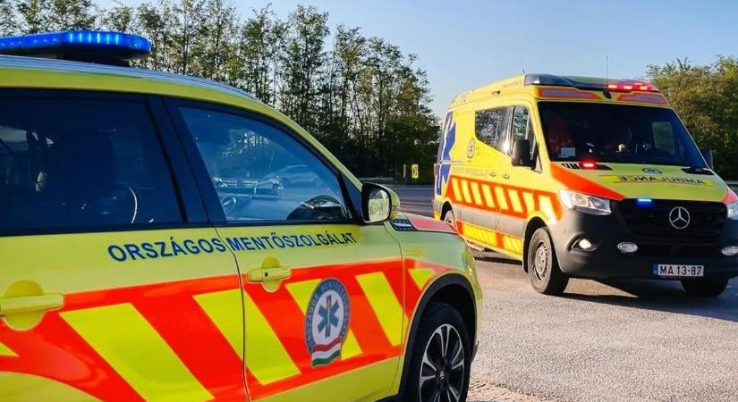 Buszmegállóban esett össze egy 50 év körüli férfi