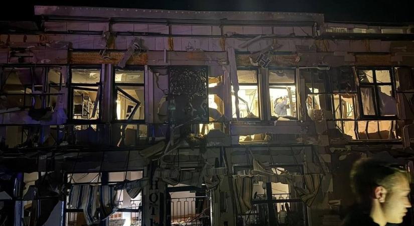 Kegyetlen ostrom alá vette Ukrajnát az orosz drónhadsereg – egy szállodát is szétlőttek (VIDEÓ)