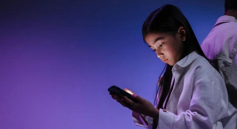 Már nemcsak az okostelefontól függnek a gyerekek: Az AI-tartalmak átvették az irányítást