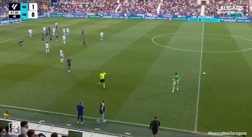 Lökés miatt kiállították a kapust, aki ezután idegből brutálisan leütötte az ellenfelét