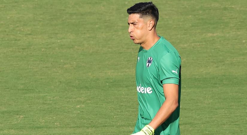 Elképesztő jelenet: önkívületi állapotban, nekifutásból ütötte ki ellenfelét az argentin válogatott kapus – videó