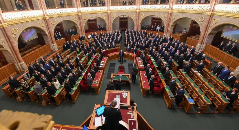 Utasításra váró tiszás újoncok töltik ki a parlamenti padsorokat