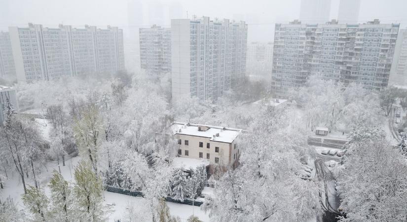 Extrém hóesés takarta be Moszkvát - További csapadékra is számítani lehet - fotók