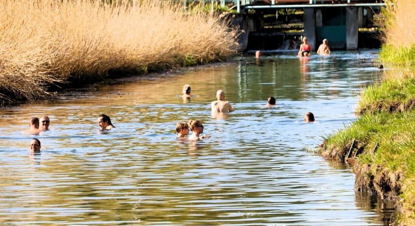 Hiába a tiltás, az embereket nem érdekli milyen veszélyeket rejthet a fürdőzés ezen a helyen!