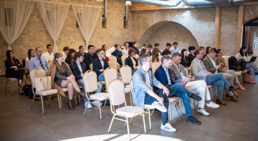 Sikeresen lezajlott a „Kezdj okosan – ötletből vállalkozás” országos projektverseny döntője Komáromban