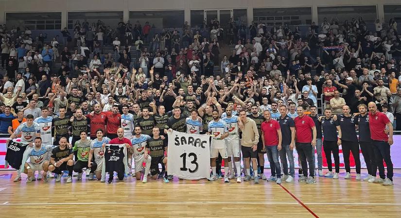 Közös fotón kívántak gyógyulást a Tatabánya és az Izvidjac kézilabdázói Josip Saracnak